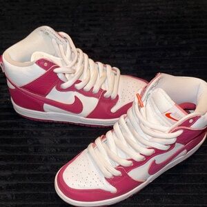 Nike SB Dunk High “Sweet Beet”